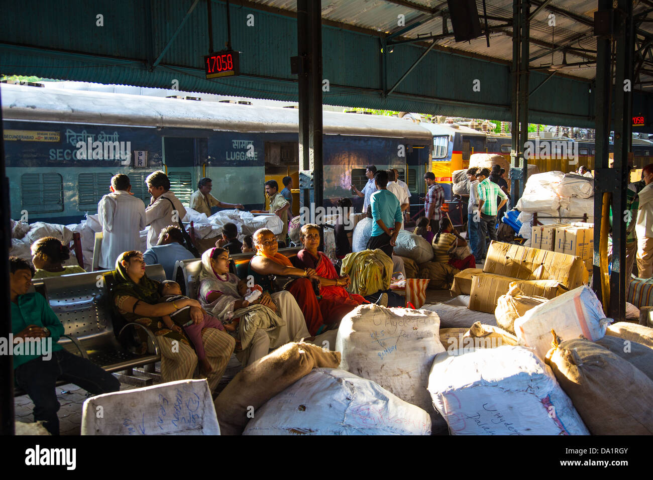 Voll-Plattform in Chattrapati Shivaji oder Victoria Terminus, Mumbai, Indien Stockfoto