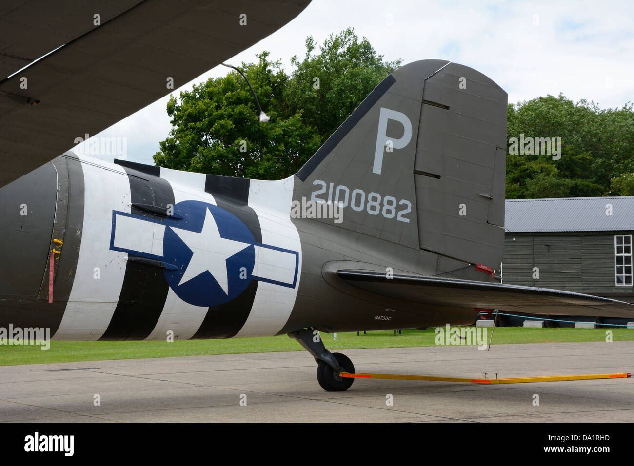 C47/DC3 DAKOTA MIT USAAF MARKIERUNGEN IM LINCOLNSHIRE AVIATION HERITAGE MUSEUM IN OST KIRKBY IN LINCOLNSHIRE.  ENGLAND.  UK Stockfoto