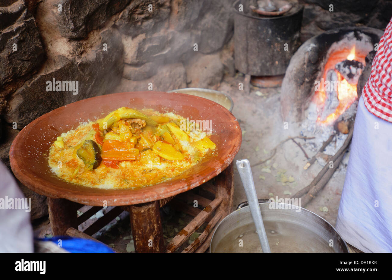 Berber Tagine gemacht über offenen Feuer in einem Bergdorf Atlas Stockfoto