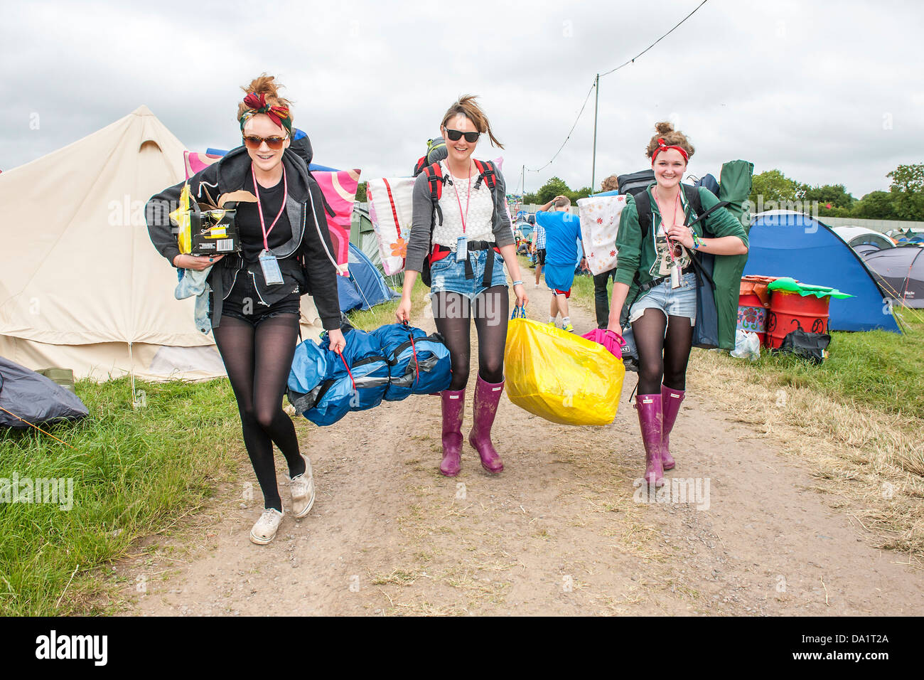 Sonntagmorgen und die Menschen beginnen zu lassen. 2013 Glastonbury Festival, würdige Farm, Glastonbury. 30. Juni 2013. Stockfoto