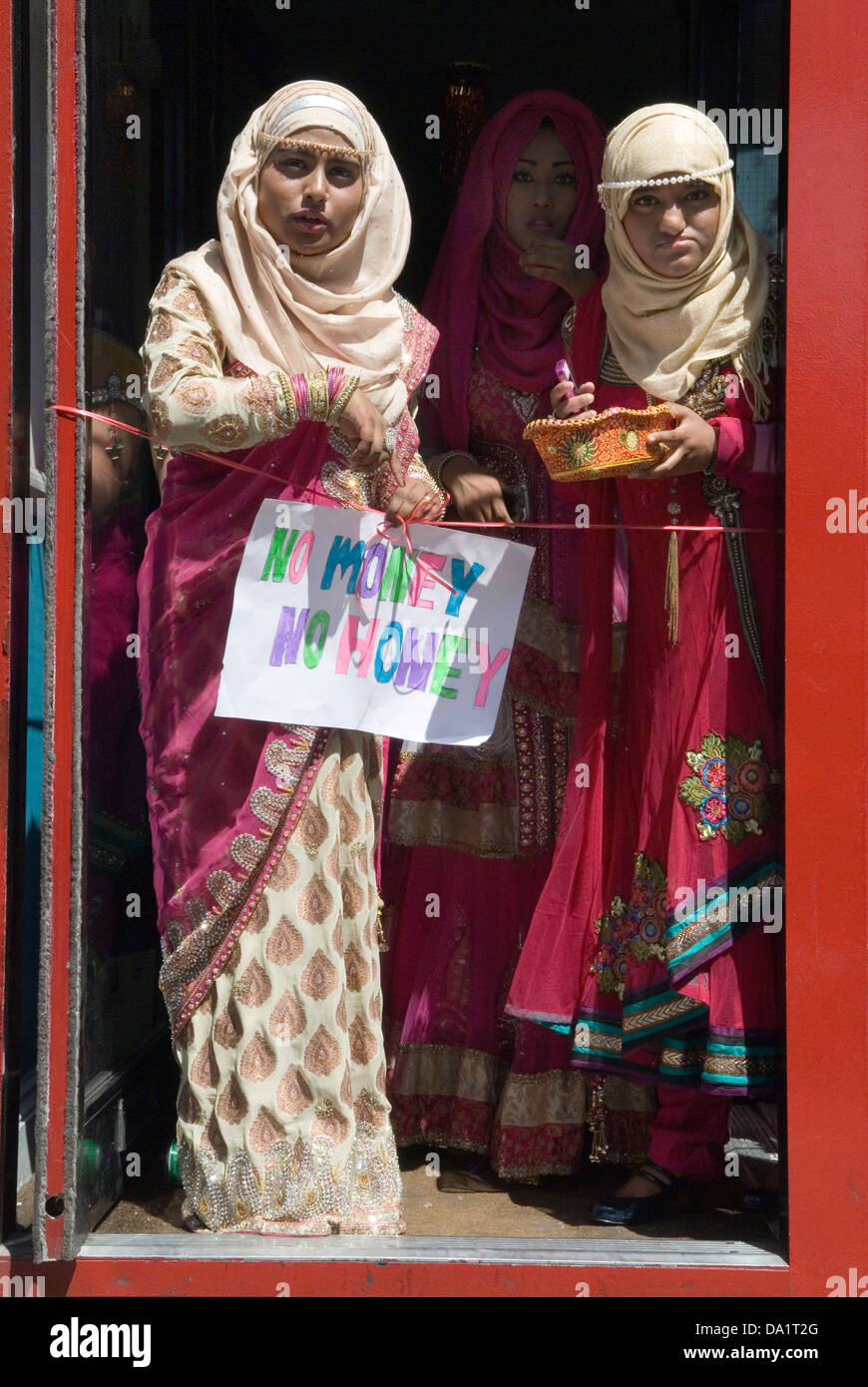 Bengali Hochzeit Tradition London UK. Kein Geld, kein Honig, Zeichen moderne Mitgift verwandten necken Zahlung von Bräutigam muslimischen Hochzeit Tag London UK HOMER SYKES Stockfoto