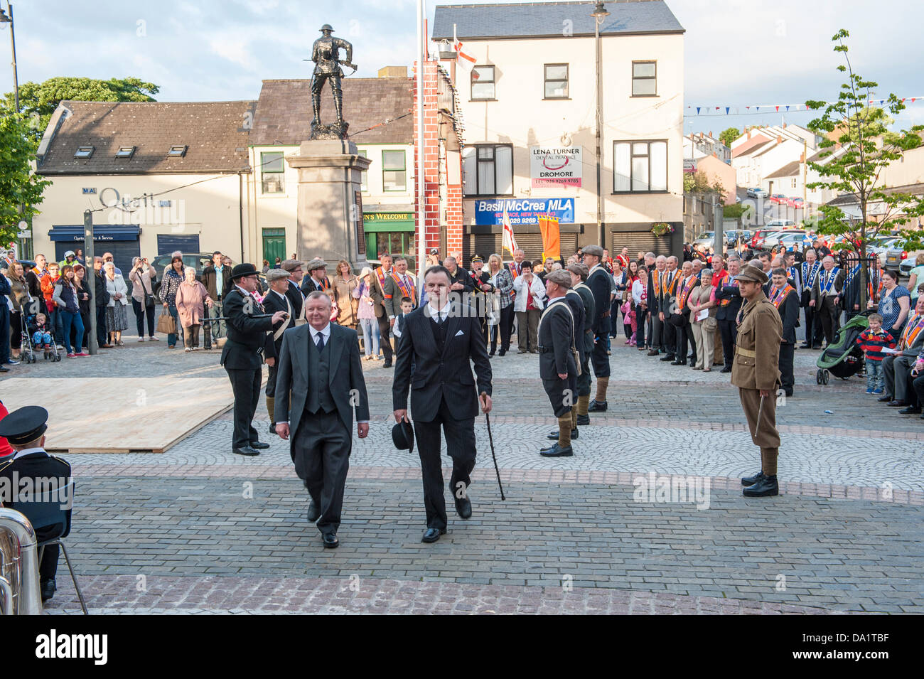 Dromore, Nordirland. 29. Juni 2013. Örtlichen Oranier und Bands montiert in Dromore Altstädter Ring, den Besuch von Sir Edward Carson in der Stadt vor hundert Jahren zu feiern.  Der Öffentlichkeit wurden von schottischer Tänzer vor der Re-Enactment und reden unterhalten. Bildnachweis: Roger Bradley/Alamy Live-Nachrichten Stockfoto
