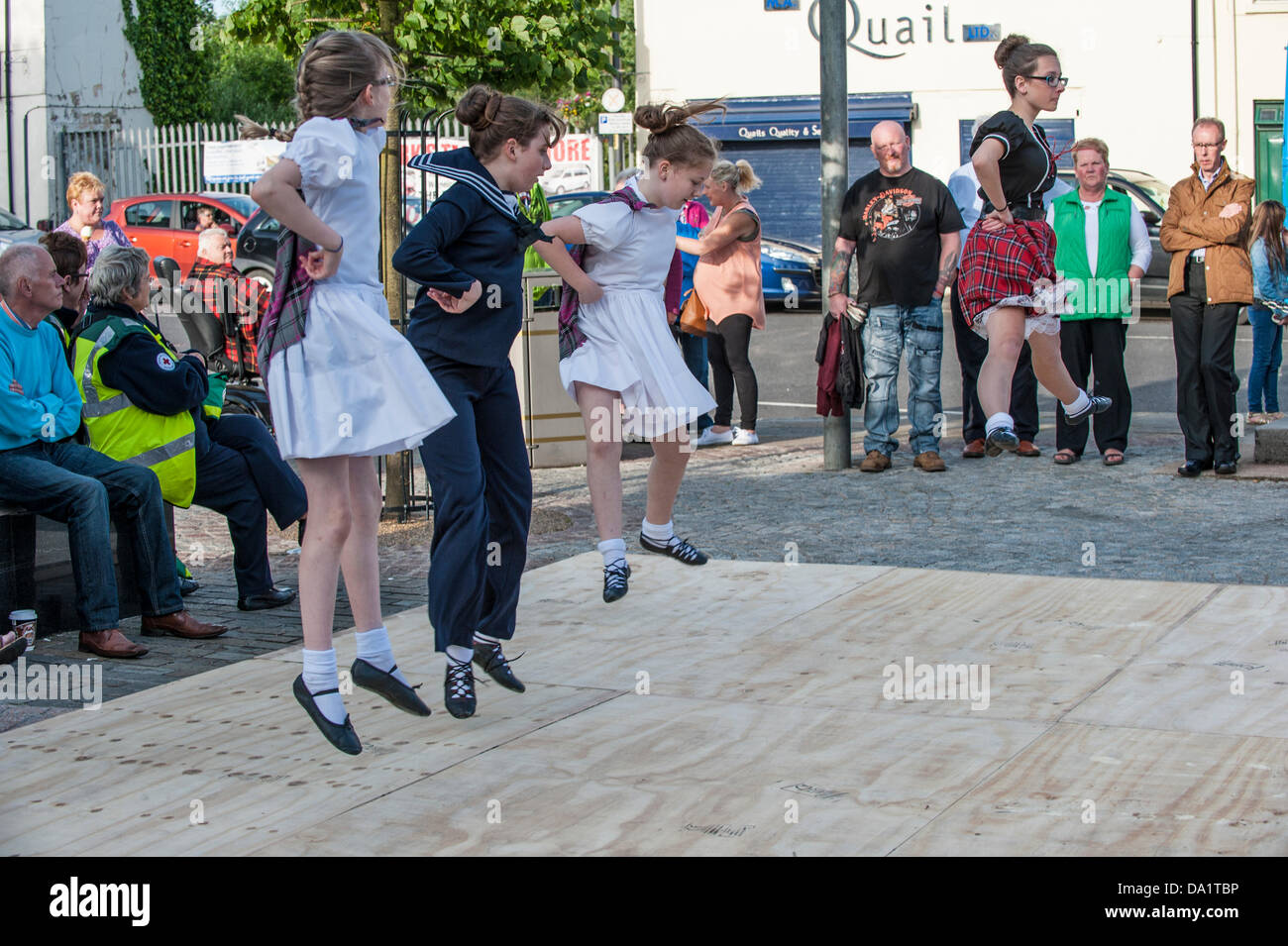 Dromore, Nordirland. 29. Juni 2013. Örtlichen Oranier und Bands montiert in Dromore Altstädter Ring, den Besuch von Sir Edward Carson in der Stadt vor hundert Jahren zu feiern.  Der Öffentlichkeit wurden von schottischer Tänzer vor der Re-Enactment und reden unterhalten. Bildnachweis: Roger Bradley/Alamy Live-Nachrichten Stockfoto