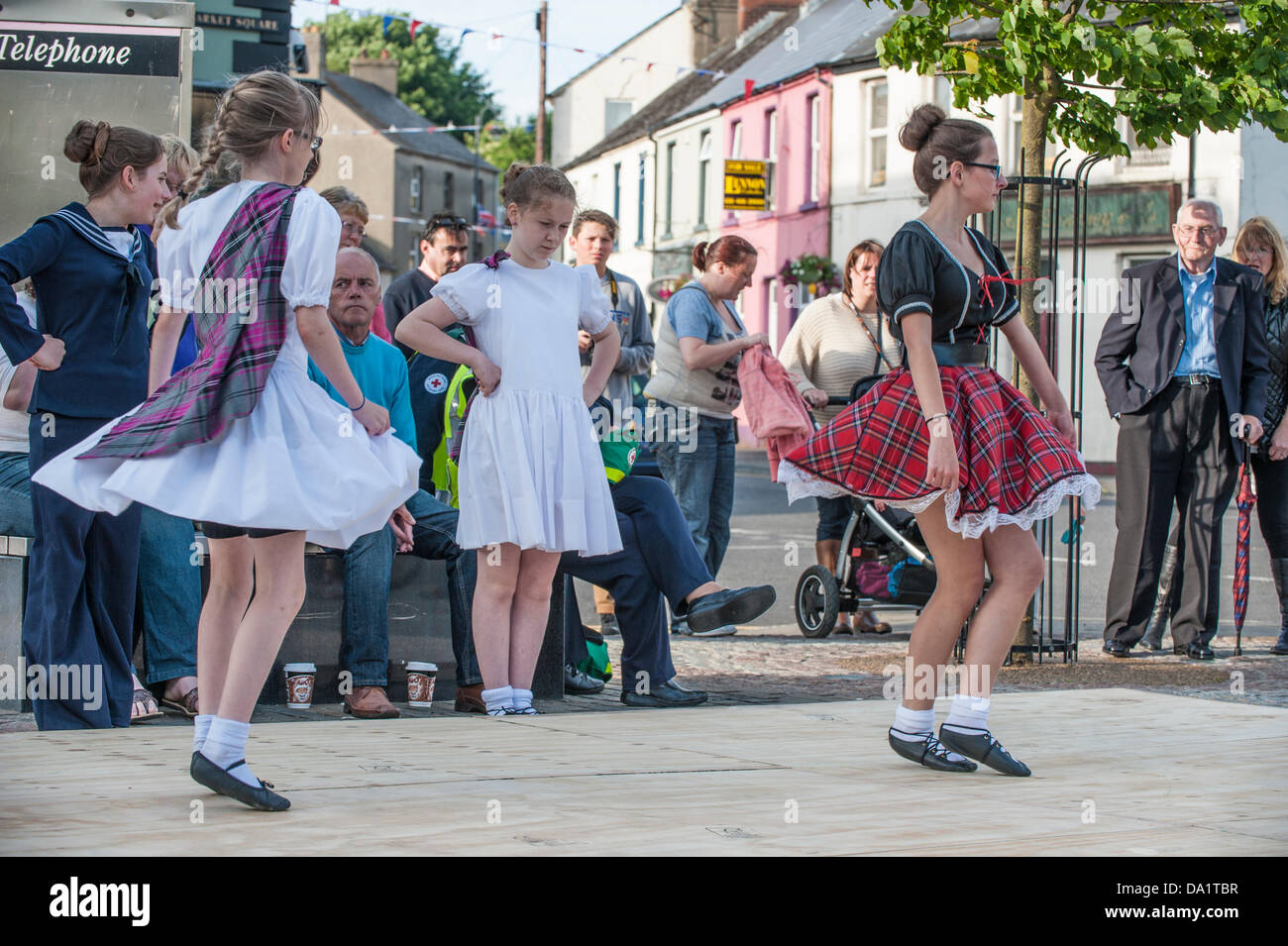 Dromore, Nordirland. 29. Juni 2013. Örtlichen Oranier und Bands montiert in Dromore Altstädter Ring, den Besuch von Sir Edward Carson in der Stadt vor hundert Jahren zu feiern.  Der Öffentlichkeit wurden von schottischer Tänzer vor der Re-Enactment und reden unterhalten. Bildnachweis: Roger Bradley/Alamy Live-Nachrichten Stockfoto