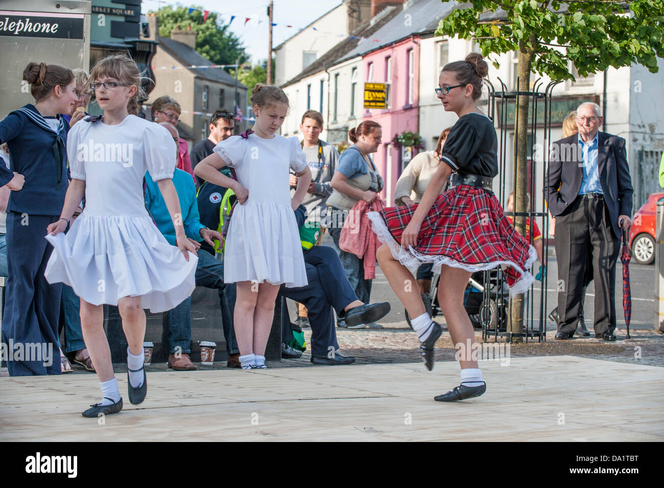 Örtlichen Oranier und Bands montiert in Dromore Altstädter Ring, den Besuch von Sir Edward Carson in der Stadt vor hundert Jahren zu feiern.  Der Öffentlichkeit wurden von schottischer Tänzer vor der Re-Enactment und reden unterhalten. Stockfoto