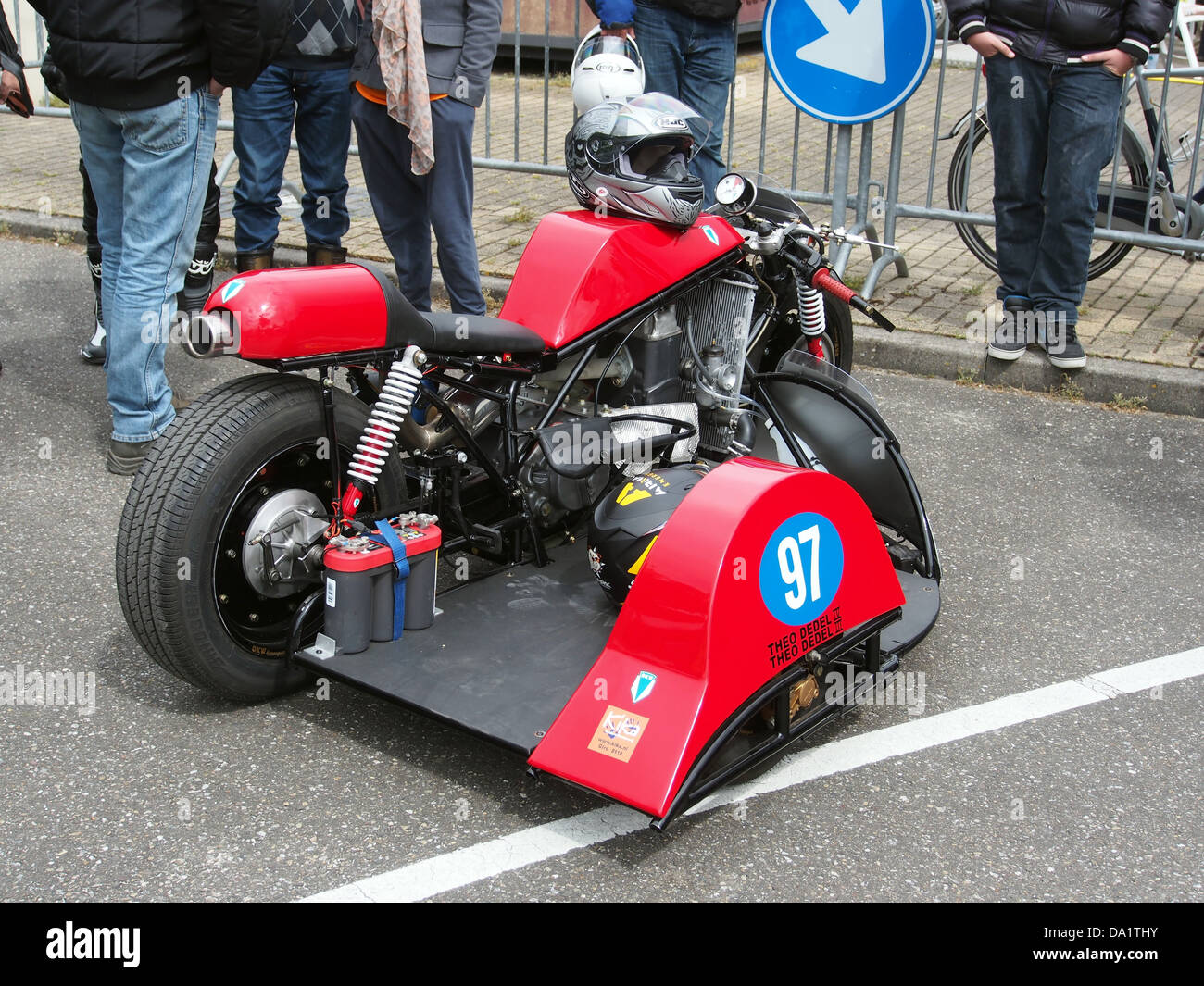 „DKW-Kombination Nr. 97“ bezieht sich auf ein Fahrzeugmodell von DKW, wahrscheinlich ein Motorrad mit Beiwagen, das für sein praktisches Design in der deutschen Maschinenbauweise Mitte des 20. Jahrhunderts bekannt ist. Stockfoto