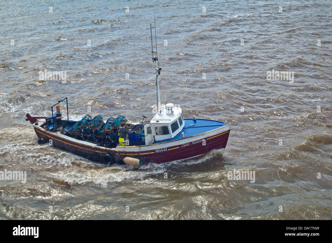 Ein kleines Fischerboot auf dem Meer Stockfoto
