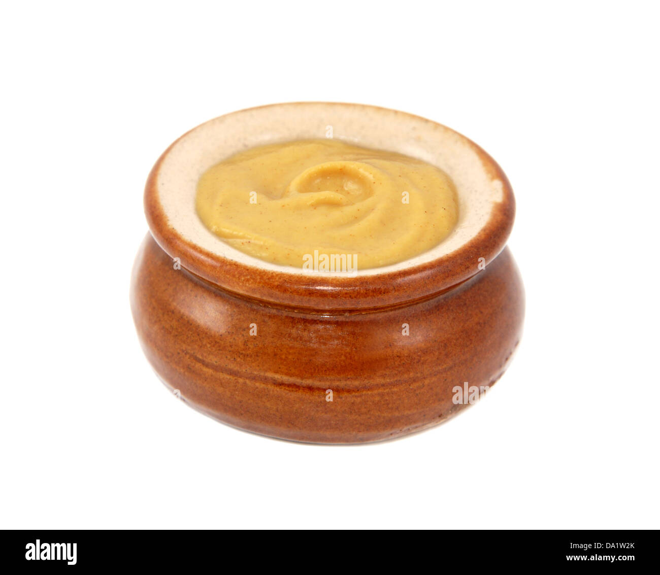 Dijon-Senf serviert in einer kleinen Keramiktopf isoliert auf weißem Hintergrund Stockfoto