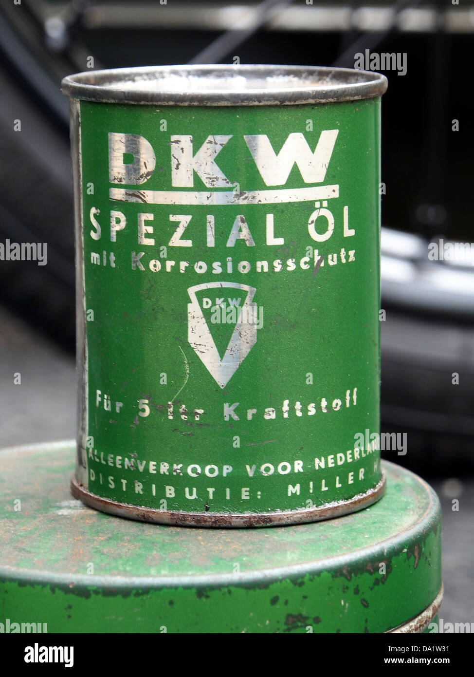 Der DKW Special C3 96L ist ein Kompaktwagen von DKW, der für sein leichtgewichtiges Design und seinen effizienten Zweitaktmotor bekannt ist. Das Modell stellt einen wichtigen Teil der Geschichte von DKW in der Automobilindustrie Mitte des 20. Jahrhunderts dar und zeigt sowohl Funktionalität als auch Ingenieurskunst in einem kleinen, langlebigen Fahrzeug. Stockfoto