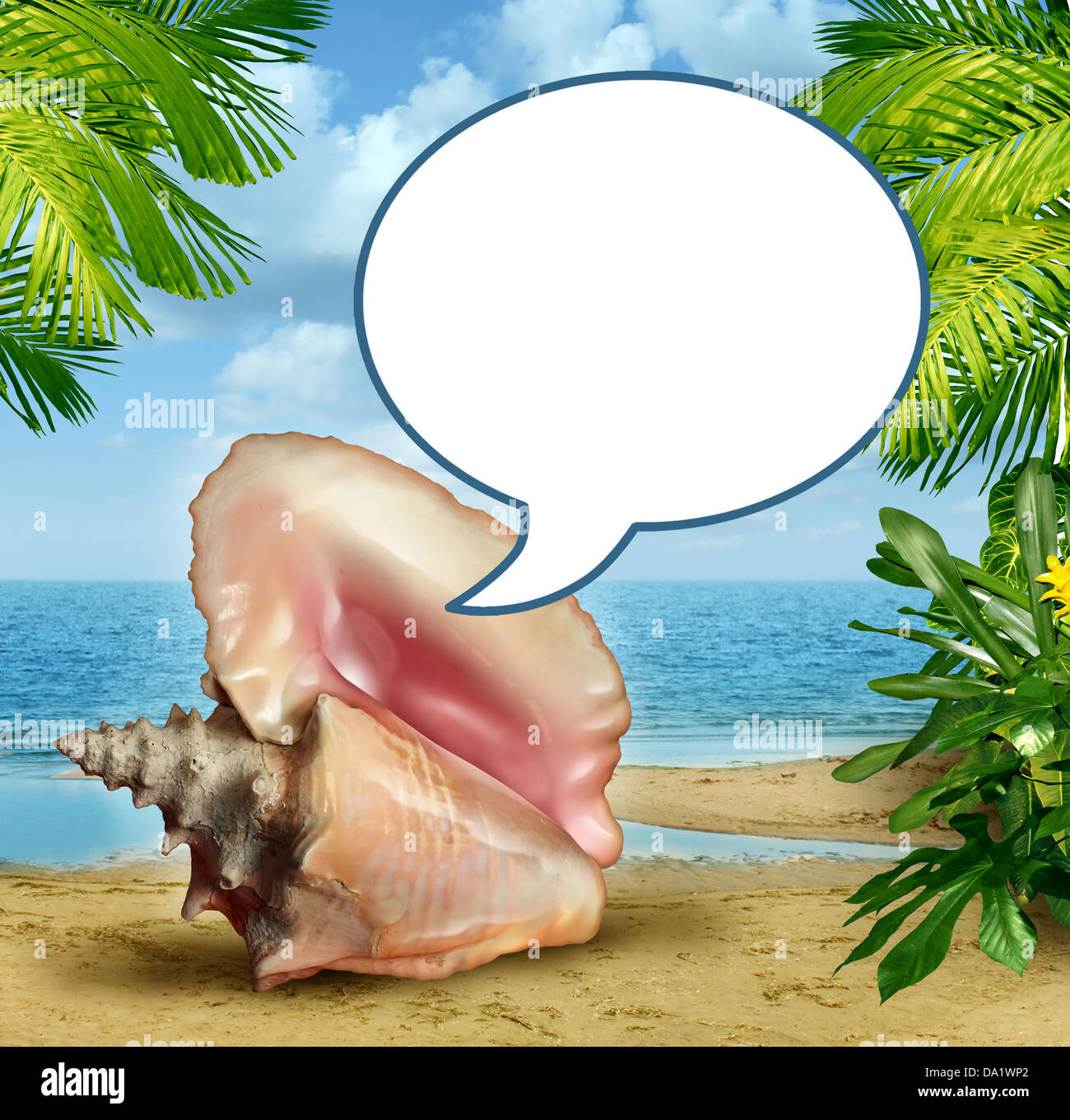 Strand sprechen Sie Nachricht und Reisen Tipps oder Urlaub Reiseführer mit einem Ozean Muschelschale Kommunikation mit einer leeren Wort Blase auf einer sandigen tropischen Szene mit Palmen und Sand. Stockfoto