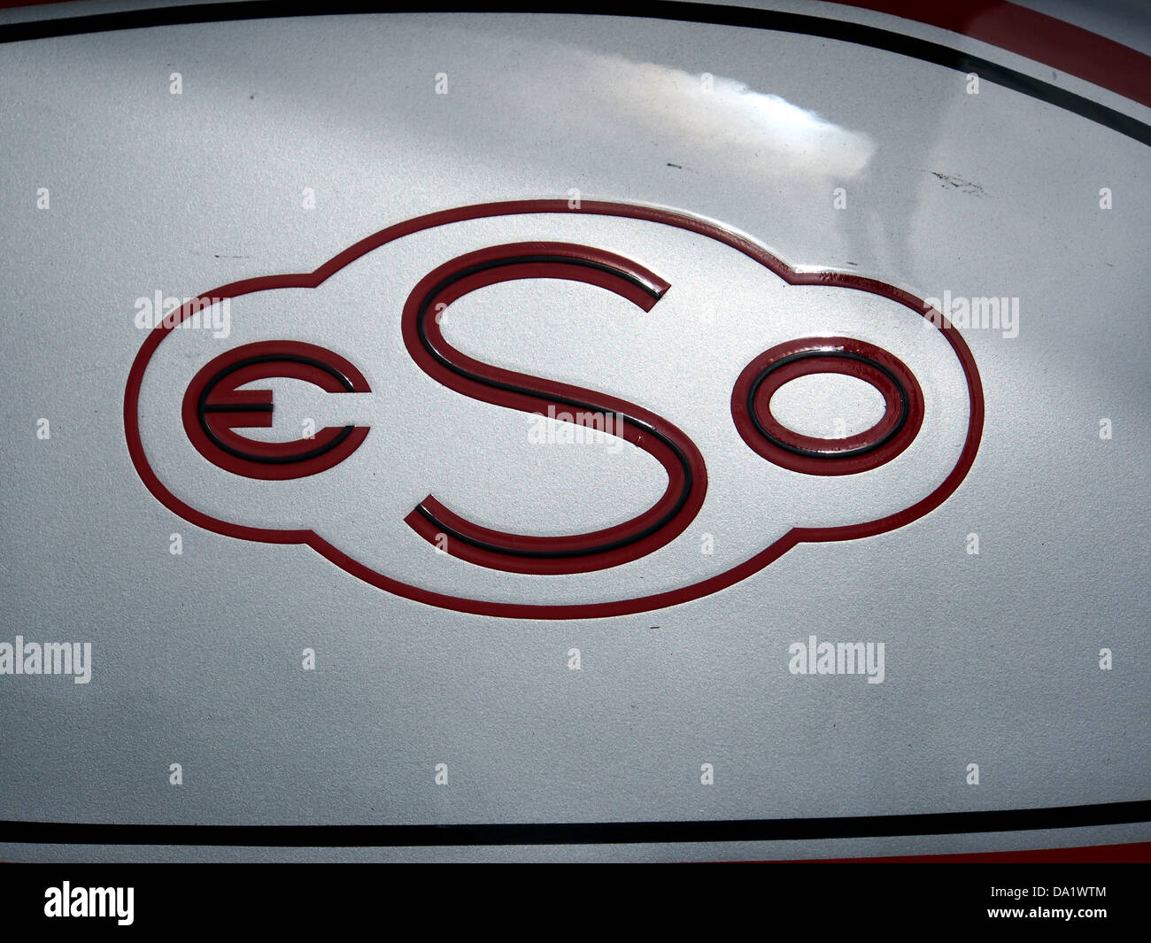 Die ESO Nr. 57 ist ein großes, hochauflösendes Bild eines Himmelsobjekts, das von der Europäischen Südsternwarte (ESO) aufgenommen wurde. Das Foto ist Teil fortlaufender Studien zur Erforschung entfernter Sterne, Galaxien und Nebel und liefert wertvolle Einblicke in die Zusammensetzung und das Verhalten des Universums. Stockfoto