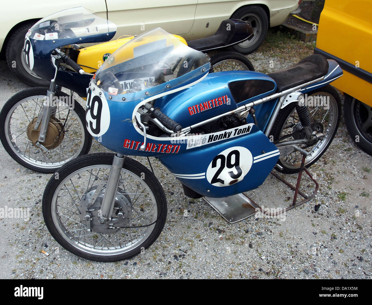 Das Bild „Gitanetesti Super Corsa No29“ zeigt einen Oldtimer-Rennwagen und unterstreicht das Design und die Technik, die ihn zu einem bedeutenden Konkurrenten seiner Zeit gemacht haben. Das Fahrzeug zeichnet sich durch schlanke Linien und kraftvolle Leistungsmerkmale aus, die typisch für klassische Rennfahrzeuge sind. Stockfoto