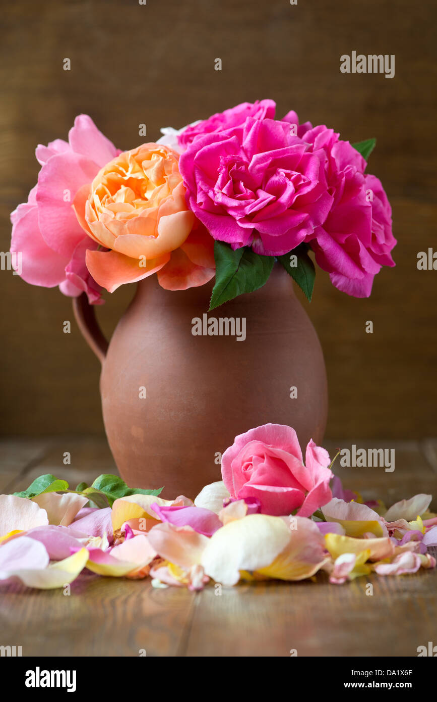 Eine Anordnung von Rosen in einer Vase Steingut. Stockfoto