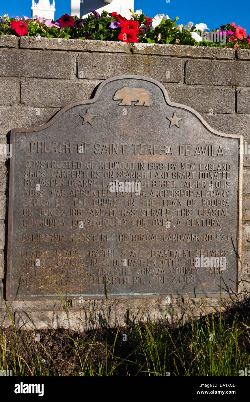Kirche von SAINT TERESA von AVILA gebaut Redwood im Jahre 1859 durch New England Schiffe Tischler auf spanischen Land gewähren von Jasper O' Farrell gespendet. Am 8. März 1860 wurde Vater Louis Rossi Pfarrer ernannt. Alemany Erzbischof geweiht der Kirche in der Stadt der Bodega am 2. Juni 1861, und es hat dieser Küstengemeinde ununterbrochen seit über einem Jahrhundert gedient. Kalifornien registriert historischen Wahrzeichen Nr. 820 Plaque durch die Zustand-Abteilung des Parks and Recreation in Zusammenarbeit mit der römisch-katholischen Kirche und der Sonoma County Parks and Recreation Department platziert. 2. Juni 1968. " Stockfoto