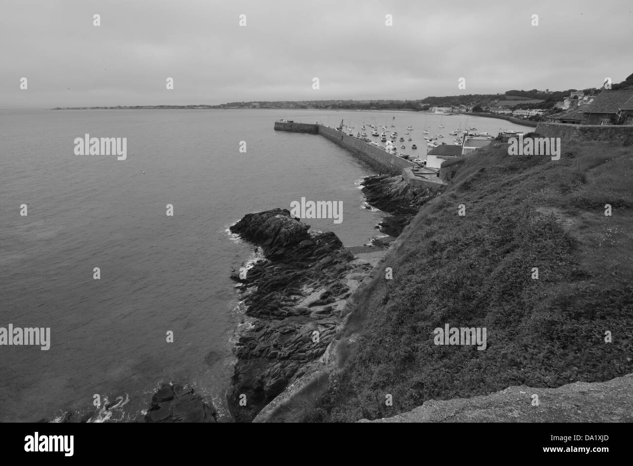 Ein Blick auf Gorey Hafen von Mont Hochmuts Burg. Stockfoto