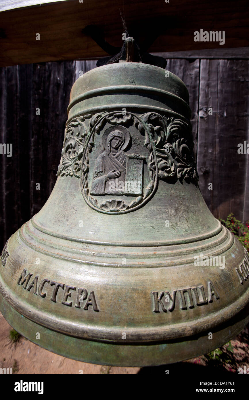 Glocke mit kyrillischer Schrift außerhalb der Holy Trinity St.-Nikolaus-Kapelle, Fort Ross State Historic Park, Sonoma County, California, Vereinigte Staaten von Amerika Stockfoto