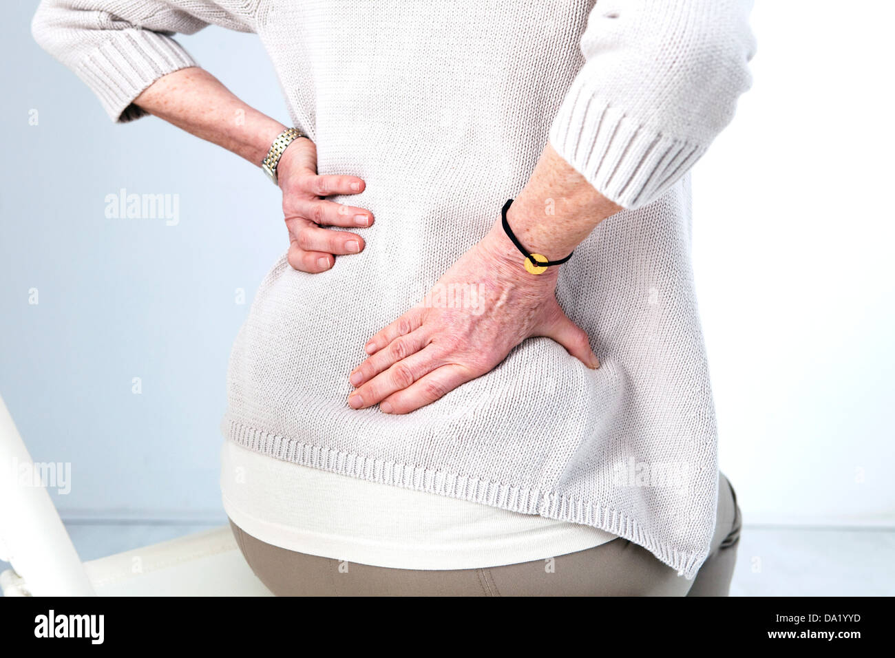 SCHMERZEN IM UNTEREN RÜCKEN IN ÄLTERE PERSON Stockfoto
