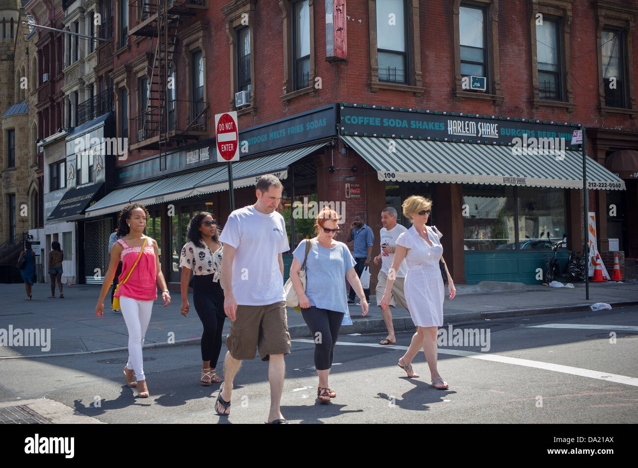 Fußgänger weitergeben Lenox Avenue im Stadtteil Harlem in New York Harlem Shake Restaurant. Stockfoto