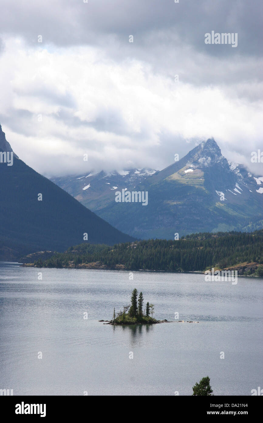 St. Mary Lake mit einer kleinen Insel, Glacier National Park, Montana, Vereinigte Staaten von Amerika Stockfoto