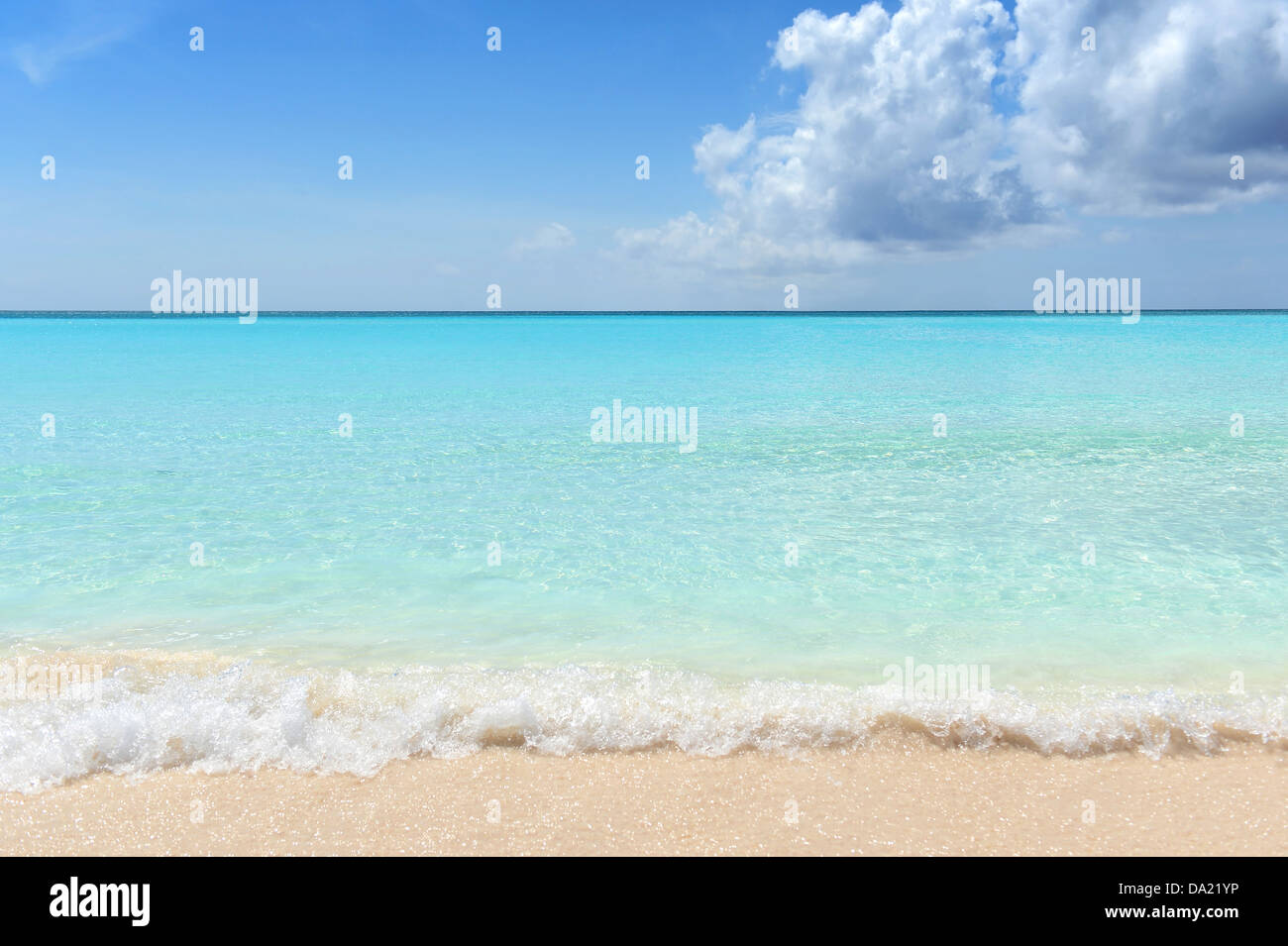 Karibik-Strand mit mit hellen türkisfarbenen Wasser Stockfoto