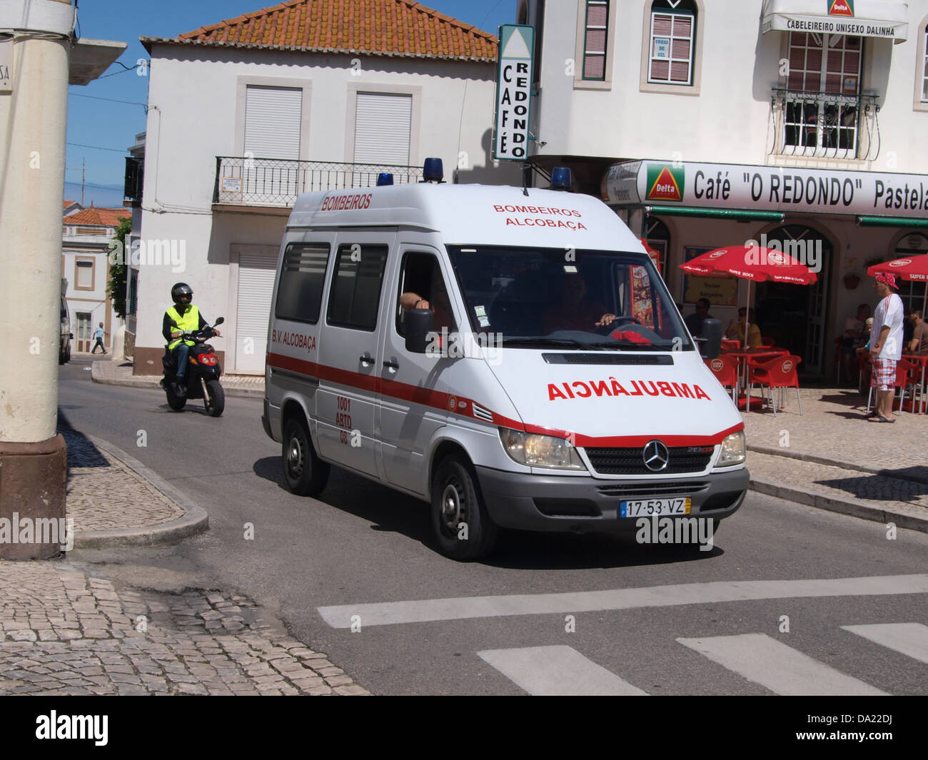 Dieser Mercedes-Krankenwagen, Teil der Bombeiros-Alcoba-Flotte, ist als Unit 1001 ABTD 08 bezeichnet. Es ist für medizinische Notdienste ausgestattet und bietet Intensivversorgung und Transportkapazitäten innerhalb der Region. Stockfoto