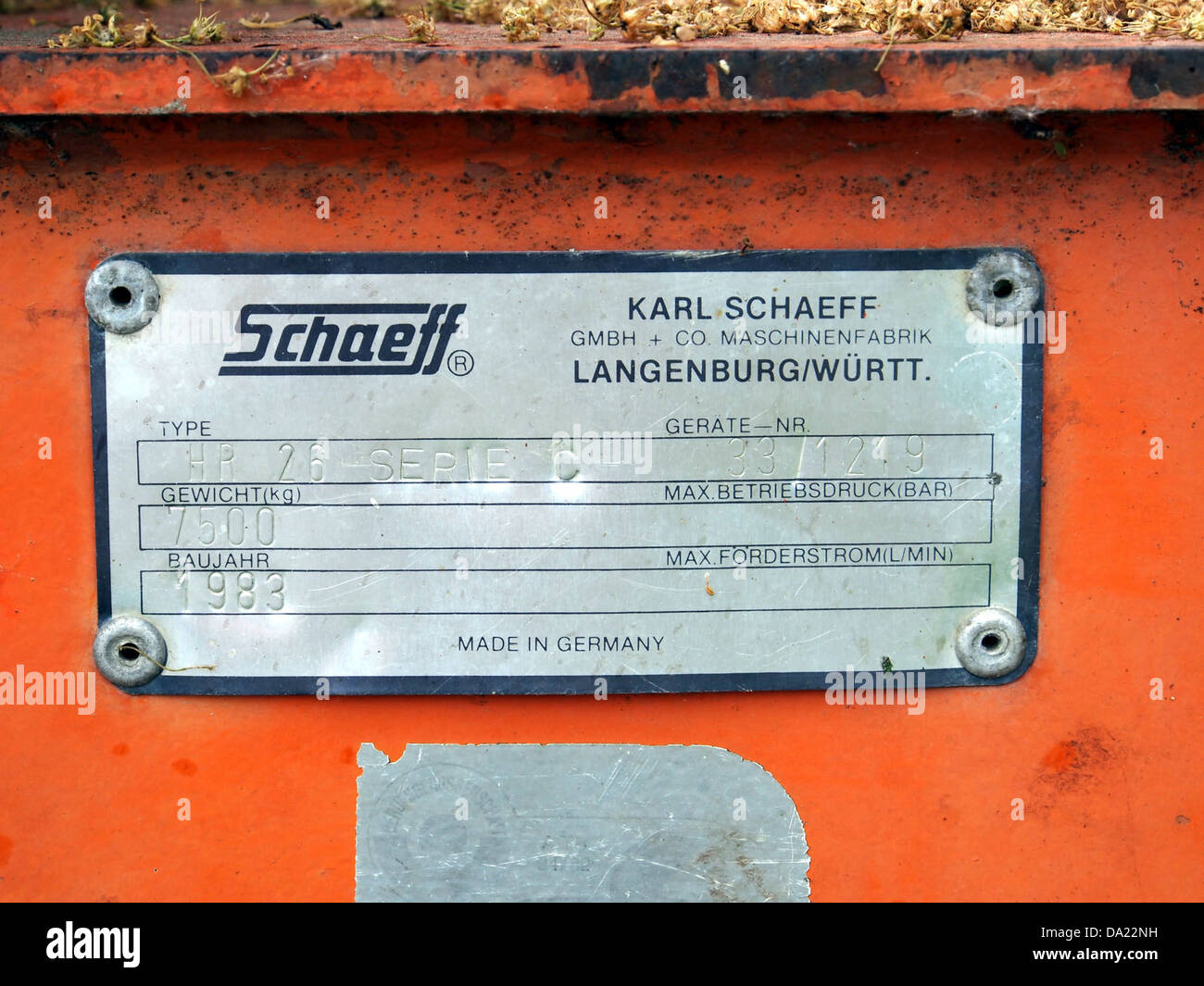 Dieses historische Bild fängt die Schaeff HP 26 SE, ein deutsches Leichtflugzeug, ein und zeigt „Tommy“ auf dem Eis, was einen Einblick in die Geschichte der Winterflugzeuge bietet. Das Foto spiegelt einen wichtigen Moment im Erbe des Flugzeugs wider. Stockfoto