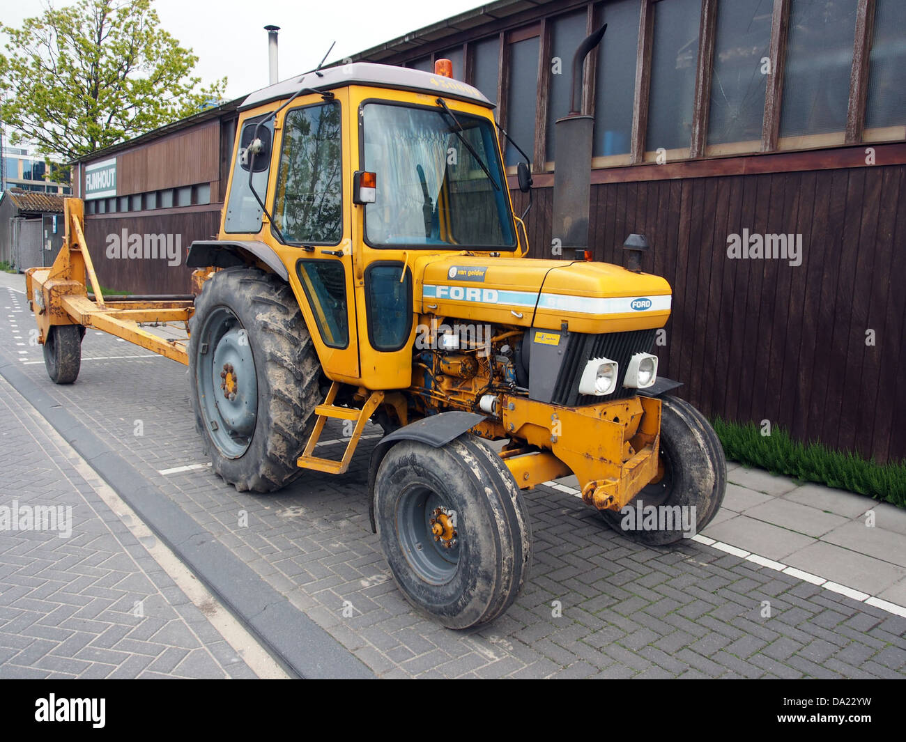 Dieses Bild zeigt den Ford 6610, ein beliebtes Traktormodell, das für seine Langlebigkeit und Effizienz in der Landwirtschaft bekannt ist. Sie ist ein Schlüsselinstrument für moderne landwirtschaftliche Techniken und die ländliche Entwicklung. Stockfoto