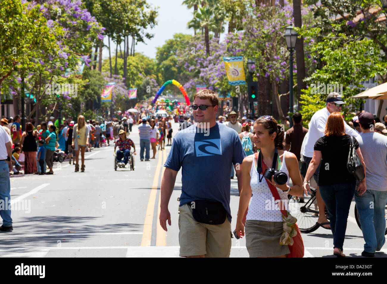 Menschen, die Feier der Sommersonnenwende während State Street in Santa Barbara, Kalifornien zu Fuß genießen Stockfoto