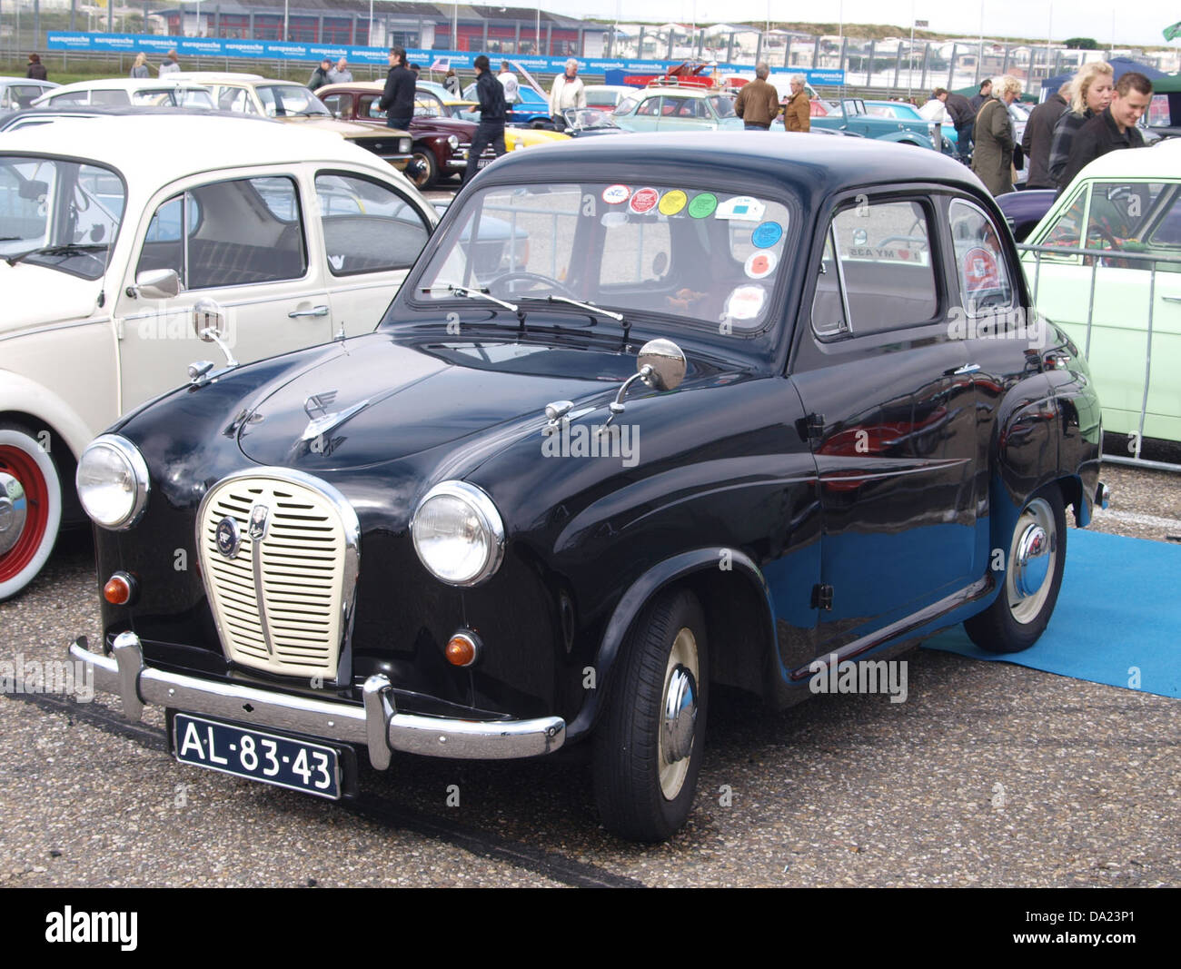 Die 1957 Austin A35 mit der Zulassung AL-83-43 wurde 2010 auf dem Nationaal Oldtimer Festival in Zandvoort vorgestellt. Dieser Oldtimer ist ein gut erhaltenes Beispiel für das britische Automobildesign aus der Mitte des 20. Jahrhunderts. Seine kompakte Form und seine charmanten Merkmale machen ihn zu einem beliebten Modell bei Oldtimern. Stockfoto