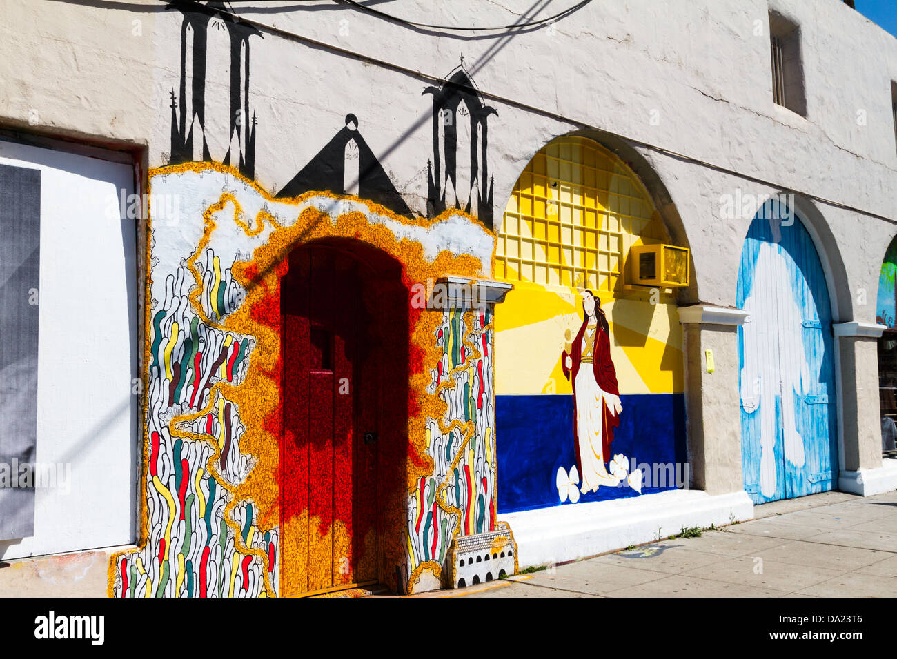 Straßenansicht im Bereich Funk in Santa Barbara, Kalifornien zeigt Wandmalereien und bemalten Eingänge in Künstlerateliers. Stockfoto