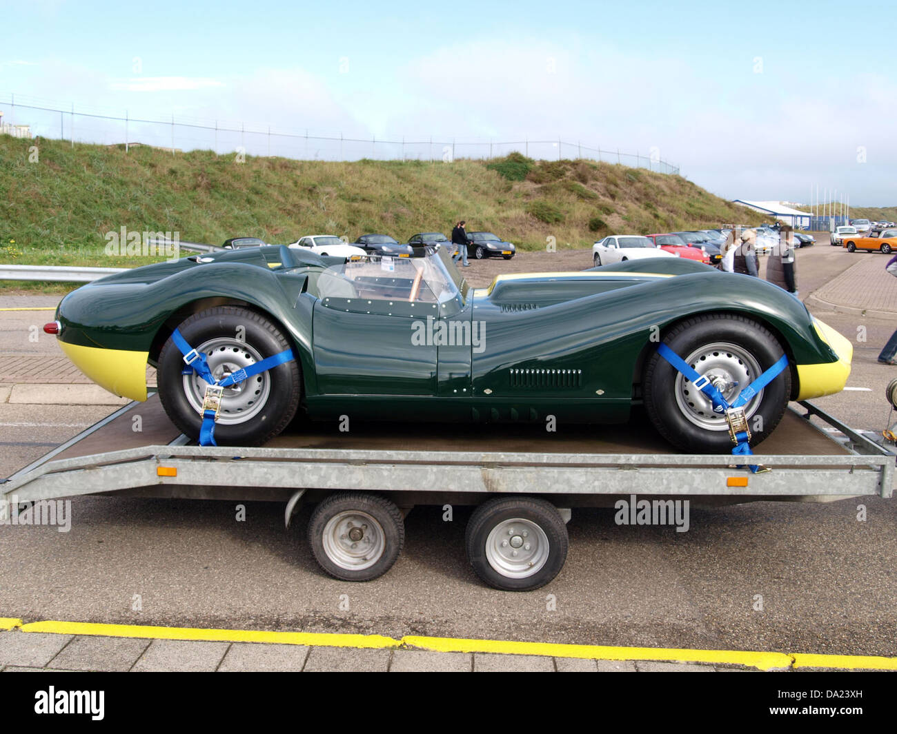 Der Lister Knobble 1959, der 2010 auf dem Nationaal Oldtimer Festival in Zandvoort gezeigt wurde, zeigt einen klassischen Rennwagen aus den 1950er Jahren Dieses Modell ist bekannt für sein schlankes Design und seine Geschwindigkeit und ist ein Symbol für die Motorsporttechnik der Mitte des 20. Jahrhunderts. Stockfoto