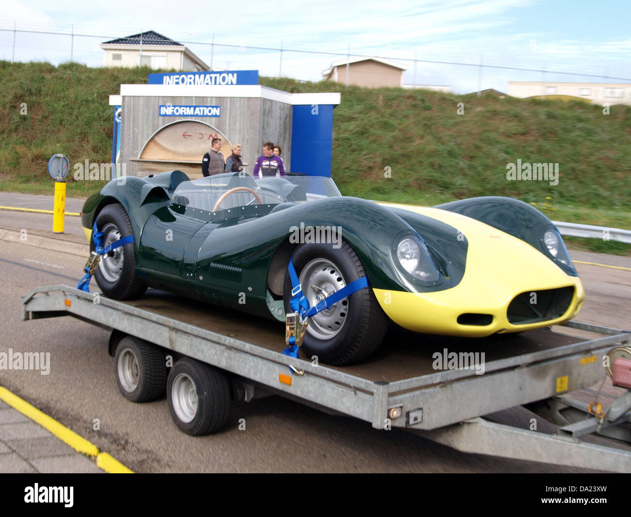 Der 1959 Lister Knobble, AM-70-35, ist ein klassischer Sportwagen, der 2010 auf dem Nationaal Oldtimer Festival in Zandvoort vorgestellt wurde. Der Lister Knobble ist bekannt für sein leichtes Design und seine Renngeschichte und ist ein angesehenes Sammlerauto, besonders bei Oldtimer-Rennbegeisterten. Stockfoto