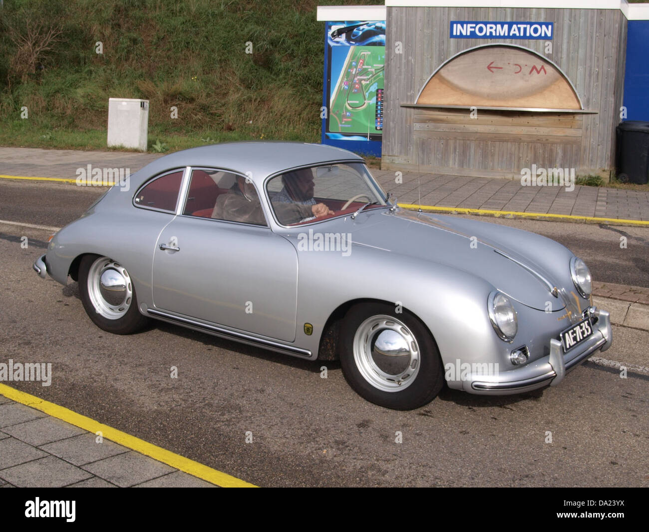 Der Porsche 356 A von 1959, der auf dem Nationaal Oldtimer Festival 2010 in Zandvoort vorgestellt wurde, ist ein Klassiker aus der legendären Porsche 356er Serie. Dieser Oldtimer-Sportwagen, der in seinem Originalzustand ausgestellt wird, zeigt die Technik und das Design der späten 1950er Jahre Stockfoto