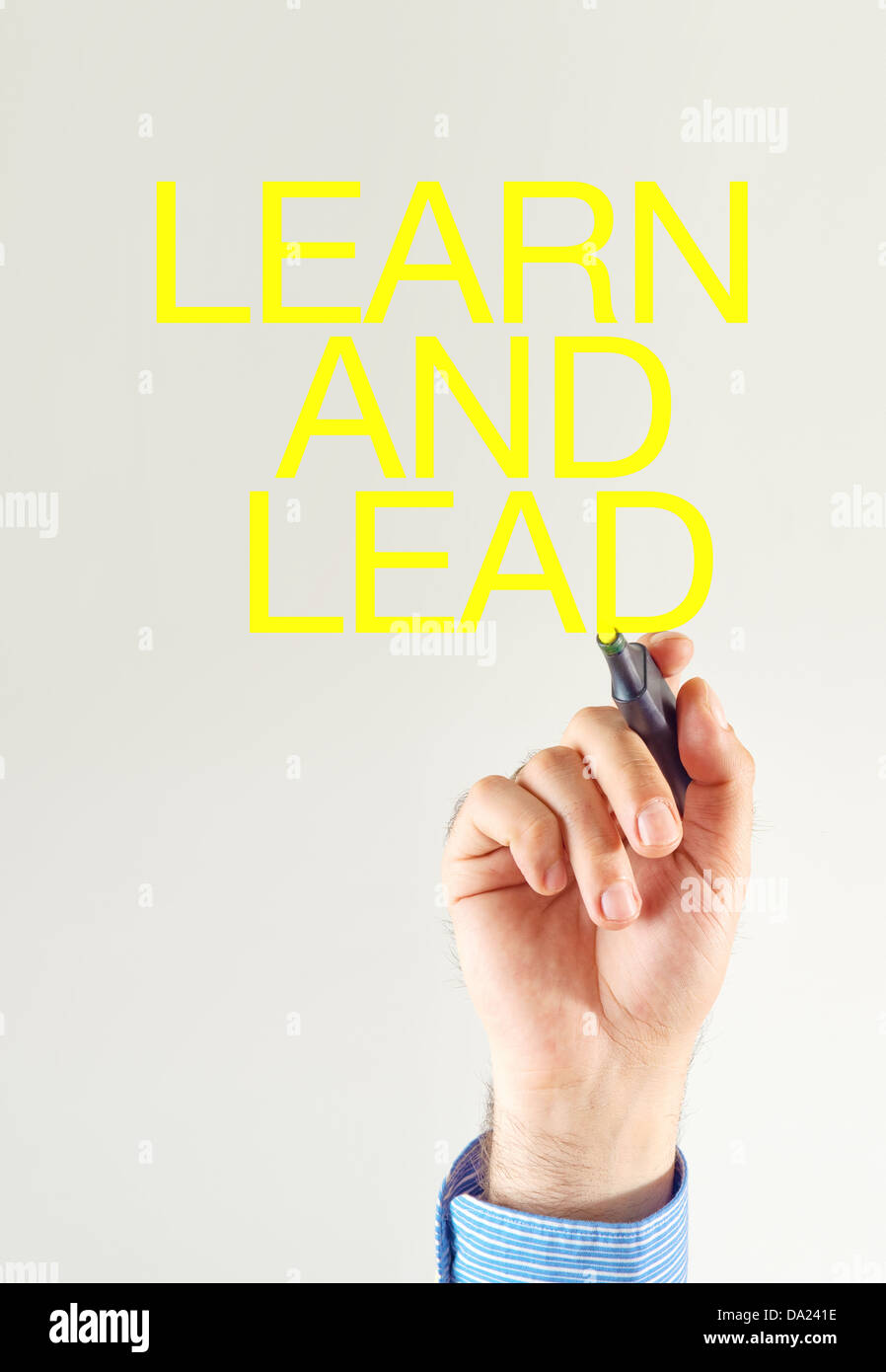 Lernen und führen. Geschäftsmann mit gelben Marker schreiben auf dem Bildschirm Stockfoto