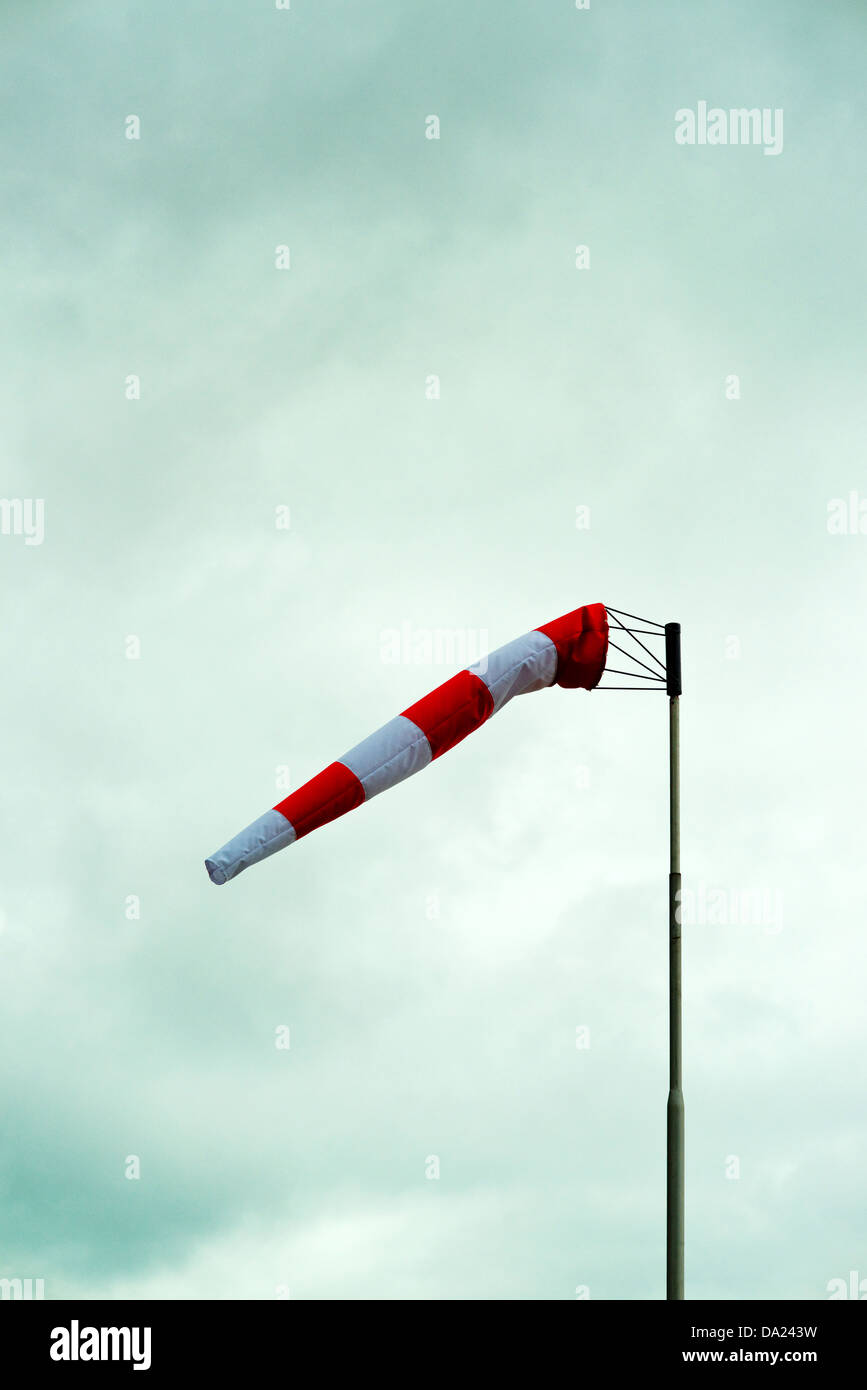Windsack an einem bewölkten Wintertag. Stockfoto
