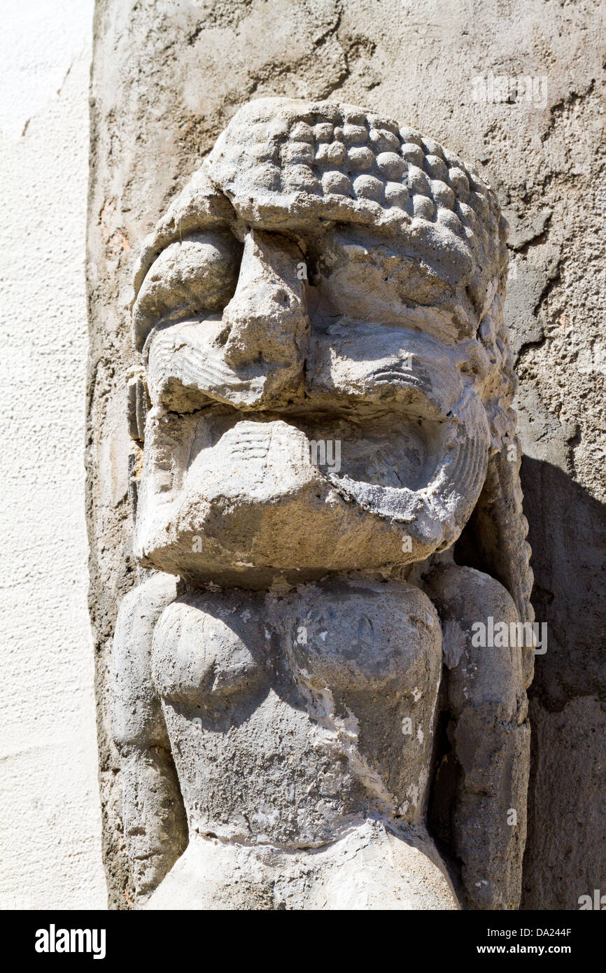 Steinstatue eines Polynesien Gottes erscheint vor dem Surf-Museum in der Funk-Zone in Santa Barbara, Kalifornien Stockfoto