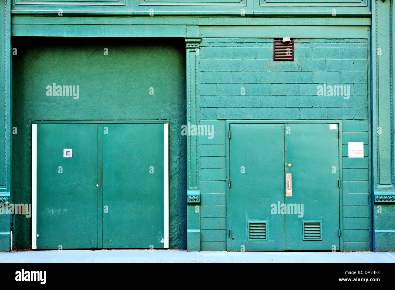 Lieferung Zugang in eine Seitengasse in New York City. Stockfoto