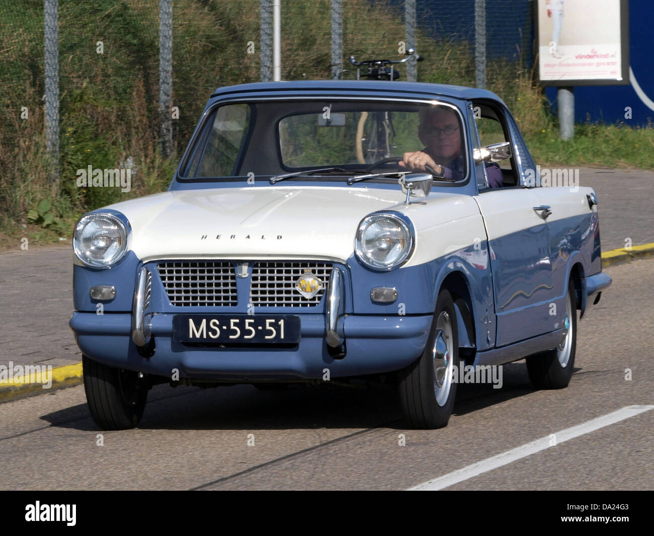 Ein Triumph Herald 1200 aus dem Jahr 1963, das 2010 beim Nationaal Oldtimer Festival in Zandvoort, Niederlande, gezeigt wurde. Bei der Veranstaltung werden klassische Fahrzeuge präsentiert, die den Vintage-Charme und die Geschichte des Triumph Herald hervorheben. Stockfoto