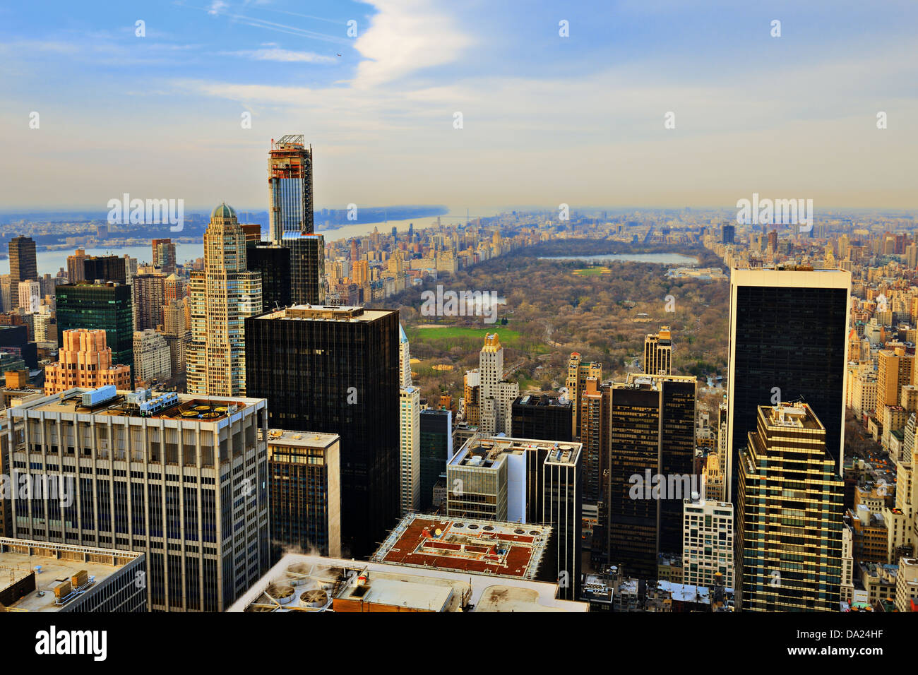Skyline von Manhattan mit Blick auf den Central Park in New York City uptown konfrontiert. Stockfoto