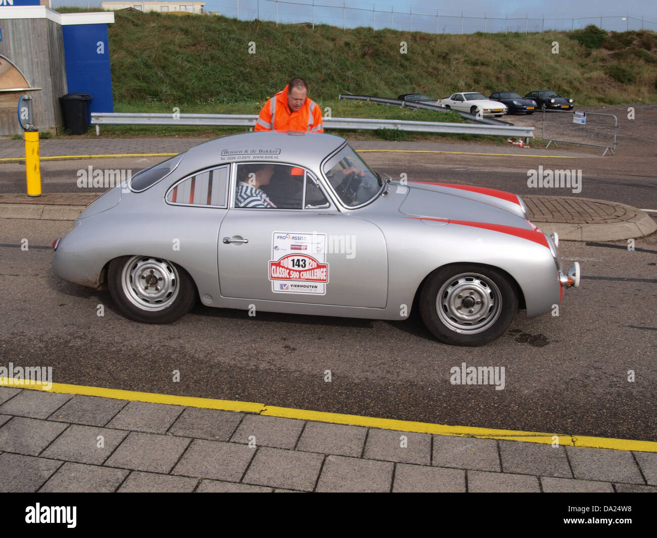 Der Porsche SC 1600 1964, der 2010 auf dem Nationaal Oldtimer Festival in Zandvoort präsentiert wurde, unterstreicht die Vintage-Attraktivität klassischer Sportwagen. Der Porsche, bekannt für seine exzellente Ingenieurskunst, ist ein Symbol für Automobilgeschichte und Präzision. Stockfoto