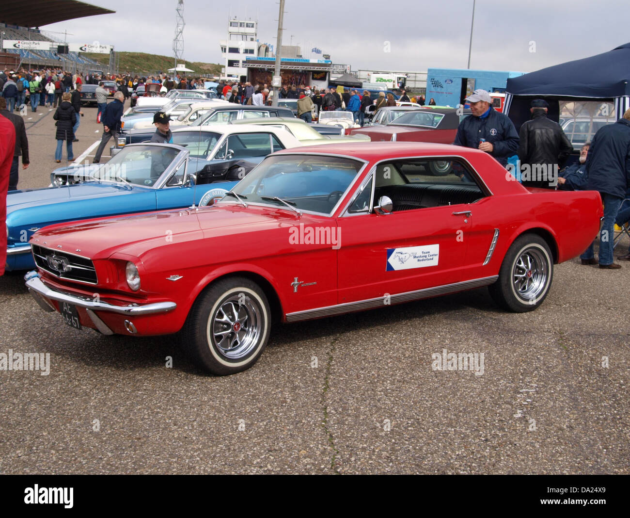 Dieser 1965 auf dem Nationaal Oldtimer Festival in Zandvoort im Jahr 2010 präsentierte Ford Mustang ist ein Beispiel für das kultige Design und die Leistung eines der beliebtesten Muscle Cars Amerikas. Der Mustang ist ein Symbol der amerikanischen Automobilgeschichte und -Kultur. Stockfoto