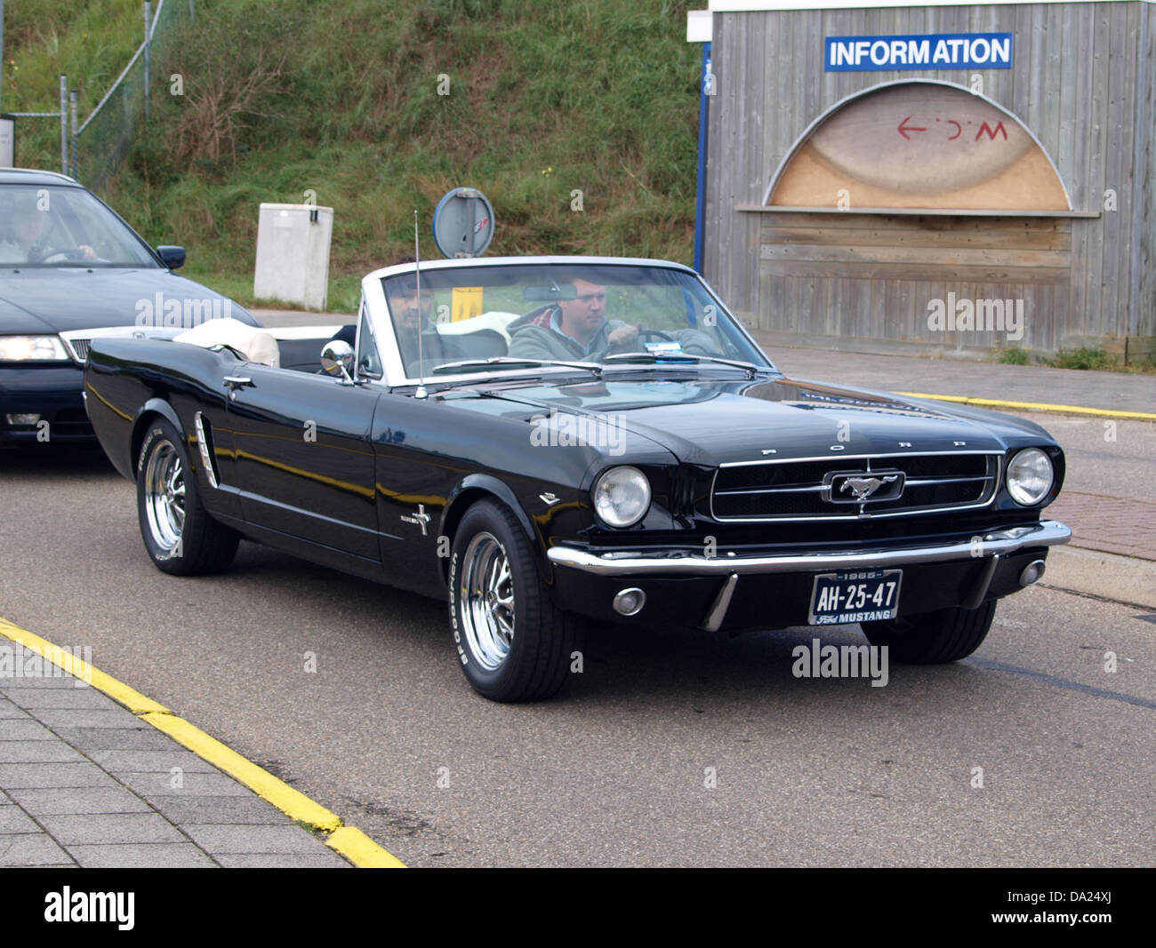 Ein Ford Mustang Cabrio aus dem Jahr 1965, das 2010 auf dem Nationaal Oldtimer Festival in Zandvoort ausgestellt wurde. Der für sein kultiges Design und seine Leistung bekannte Oldtimer steht für die goldene Ära der amerikanischen Automobiltechnik. Stockfoto