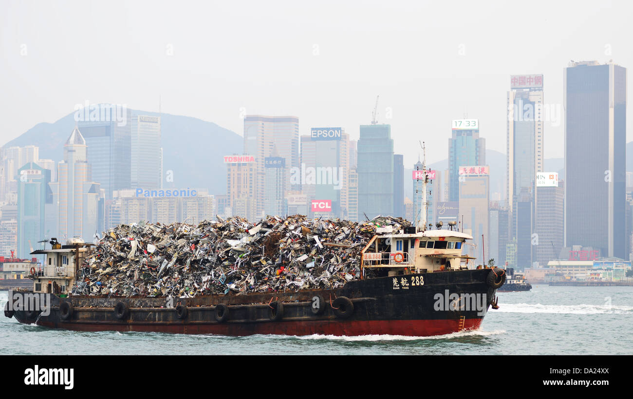 Garbage barge im Victoria Harbour. Stockfoto