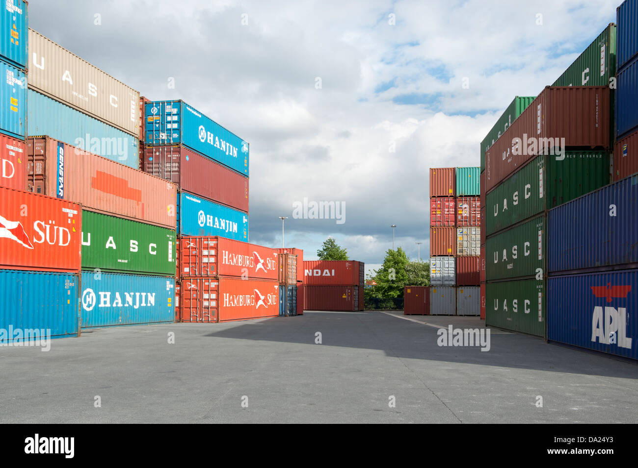Shipping Container sitzen übereinander in einem Container Yard in Trafford Park in der Nähe von Manchester (nur zur redaktionellen Verwendung). Stockfoto