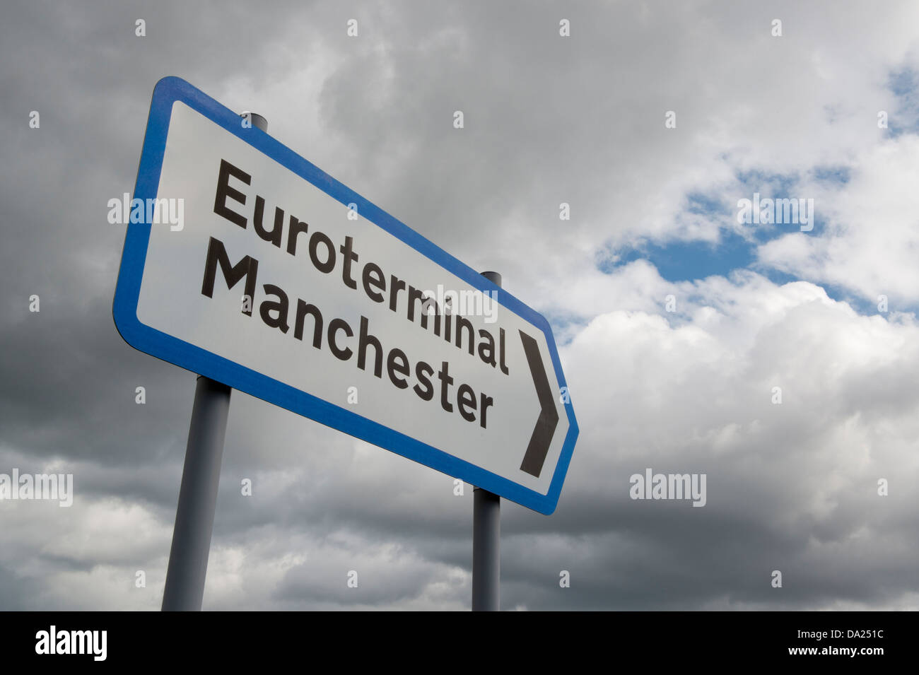 Ein Wegweiser zeigt die Richtung der Euroterminal Manchester Trafford Park gedreht gegen ein stimmungsvoller Himmel (nur zur redaktionellen Verwendung) Stockfoto