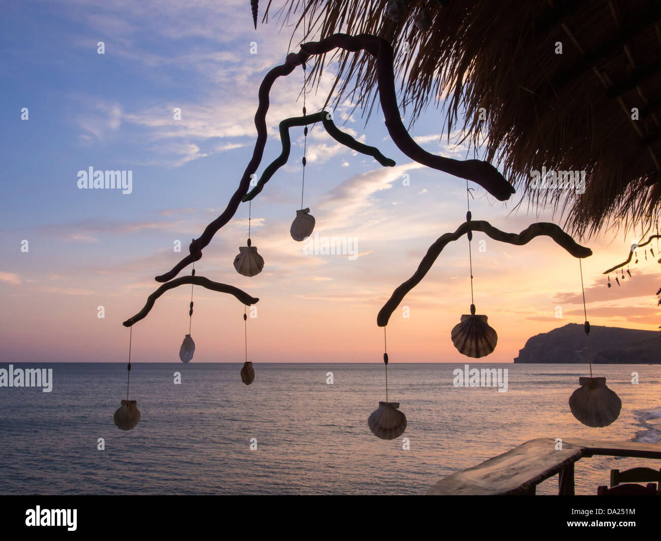 Ein Mobile aus Holz und Meer Muscheln Drift in einer Strand-Bar in Skala Eresou, Lesbos, Griechenland bei Sonnenuntergang gemacht. Stockfoto