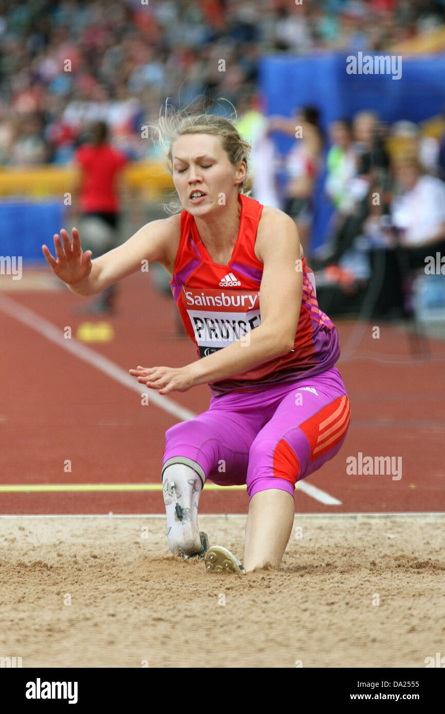 Iris Pruysen (Niederlande) in den Frauen (F42/F44) Weitsprung bei den Sainsbury IPC Leichtathletik Grand Prix Finale Birmingham 2013 Stockfoto