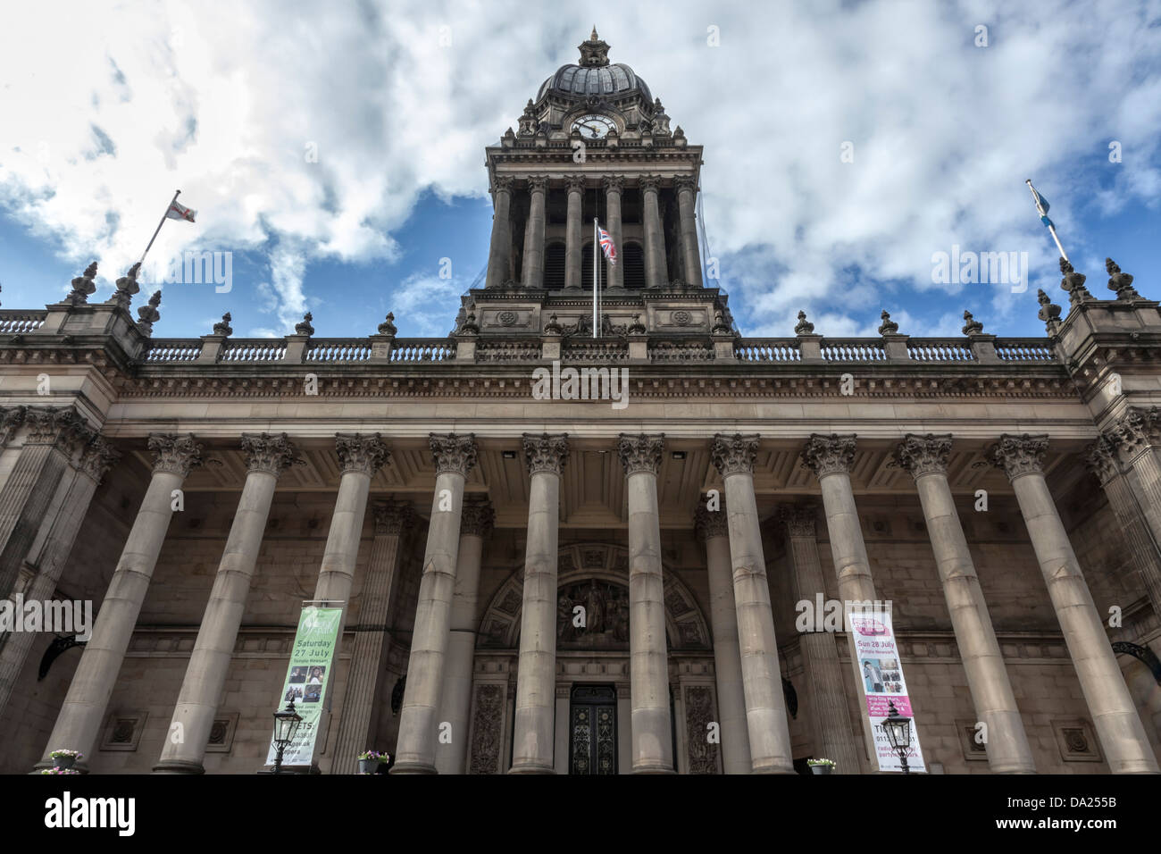 Leeds Town Hall mit Wolken hinter / oberhalb Stockfoto