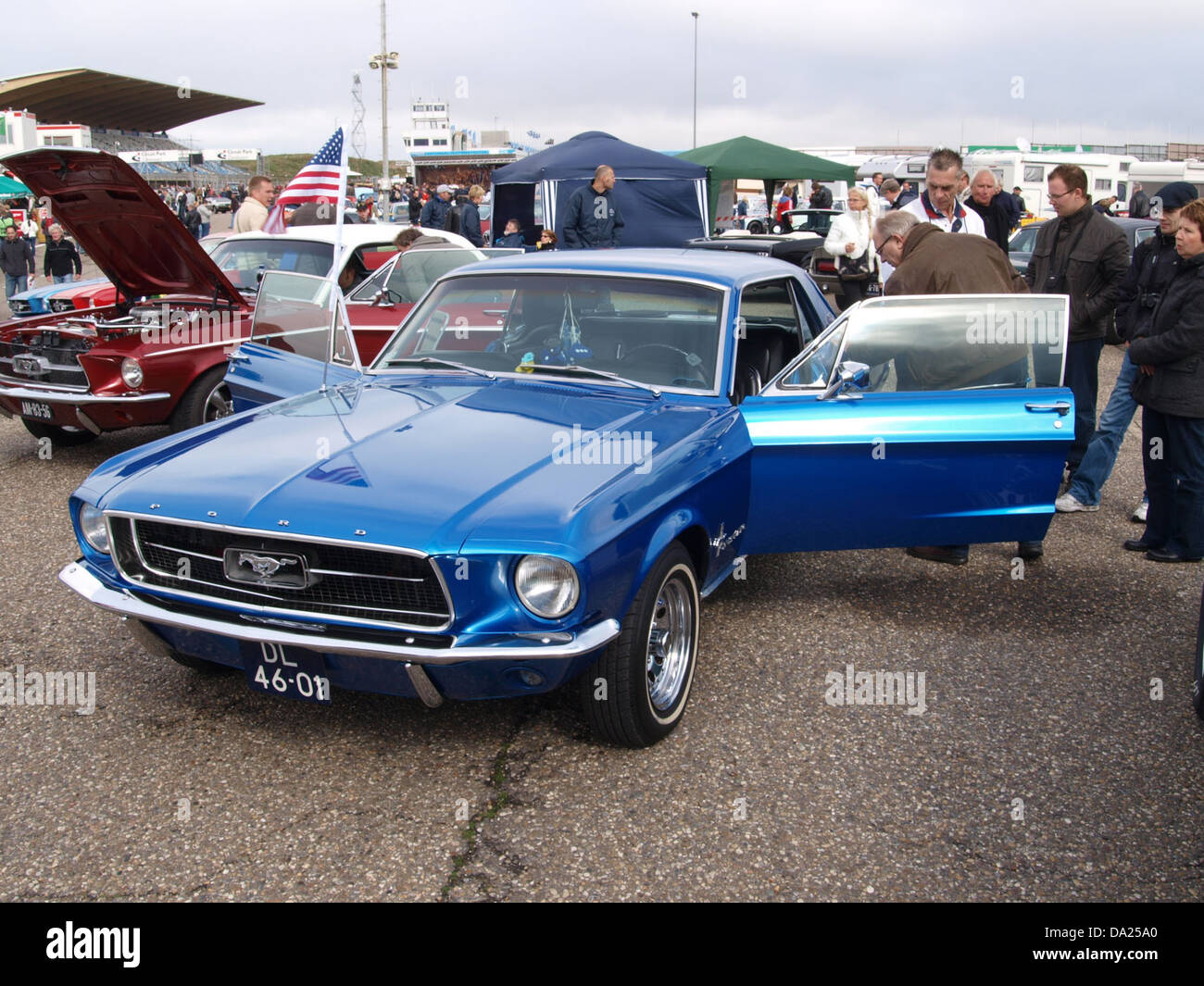 Der Ford Mustang 289 von 1967, der auf dem Nationaal Oldtimer Festival in Zandvoort ausgestellt wurde, ist ein klassisches Beispiel für amerikanische Muscle Cars. Der Mustang 289 war bekannt für seinen leistungsstarken V8-Motor und sein unverwechselbares Design. Stockfoto