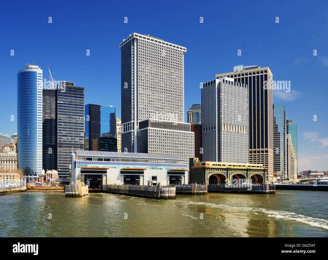 Lower Manhattan Wolkenkratzer von New York Harbor angesehen. Stockfoto